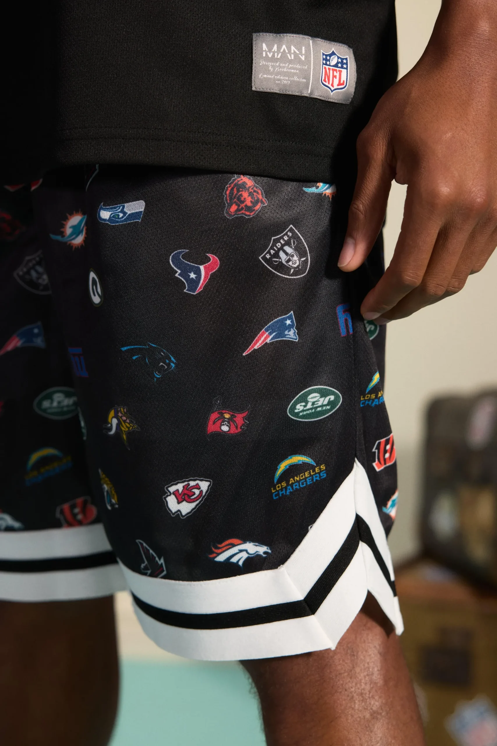 boohooMAN Loose Fit Mesh Nfl Tape Hem Short | UK| Shorts