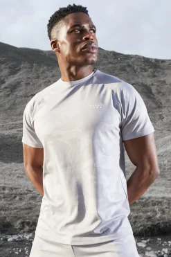 Man Active Camo Raglan Performance Regular Fit T-shirt | UK^boohooMAN Online