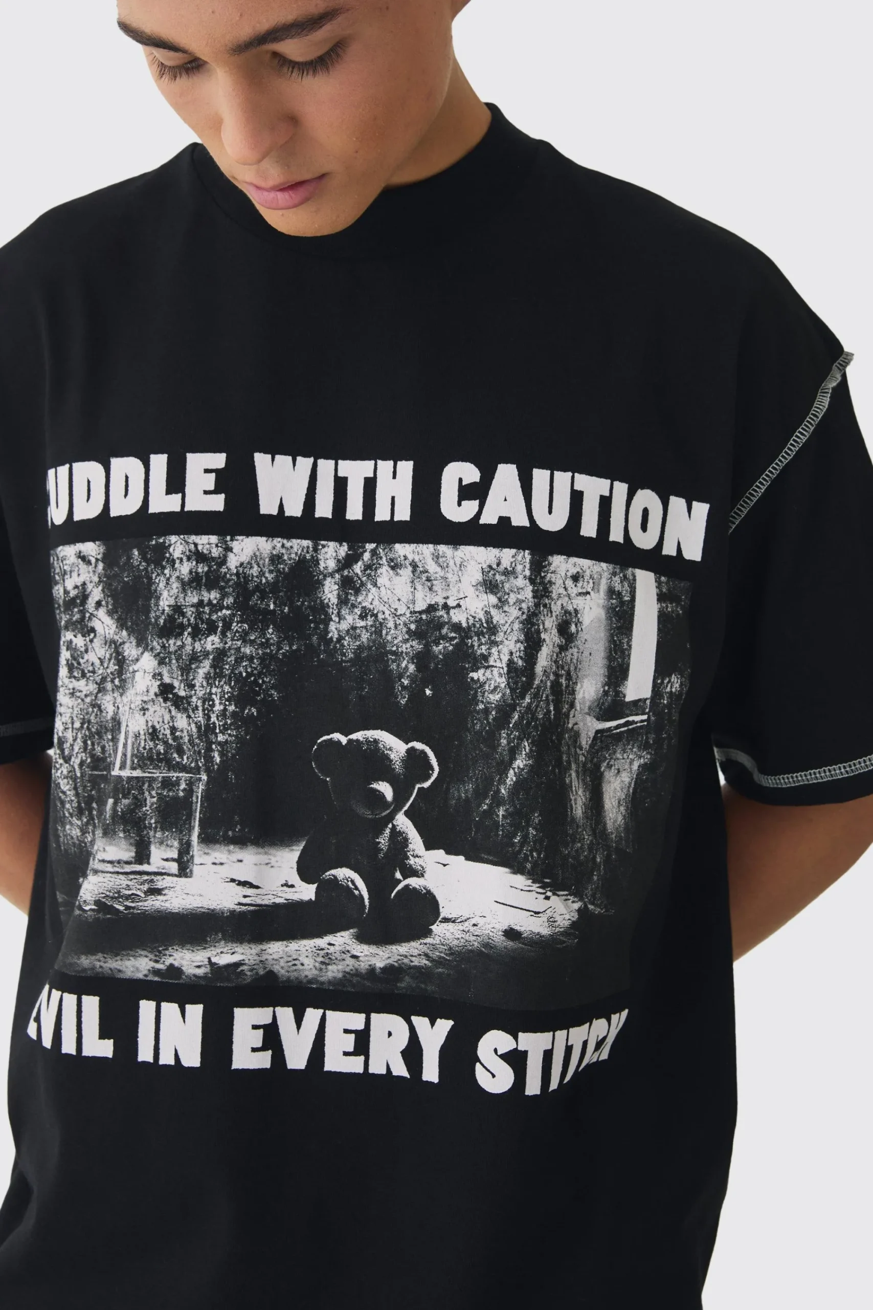 Oversized Extended Neck Contrast Stitch Graphic T-Shirt | UK^boohooMAN New