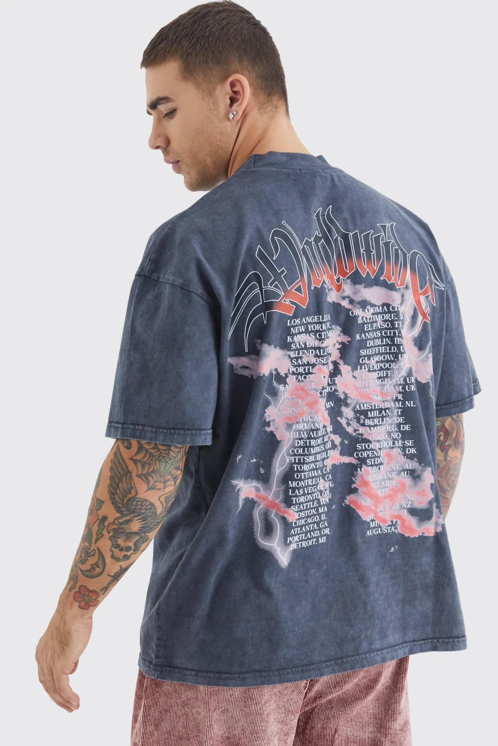 Oversized Heavy Washed Graphic T-shirt | UK^boohooMAN