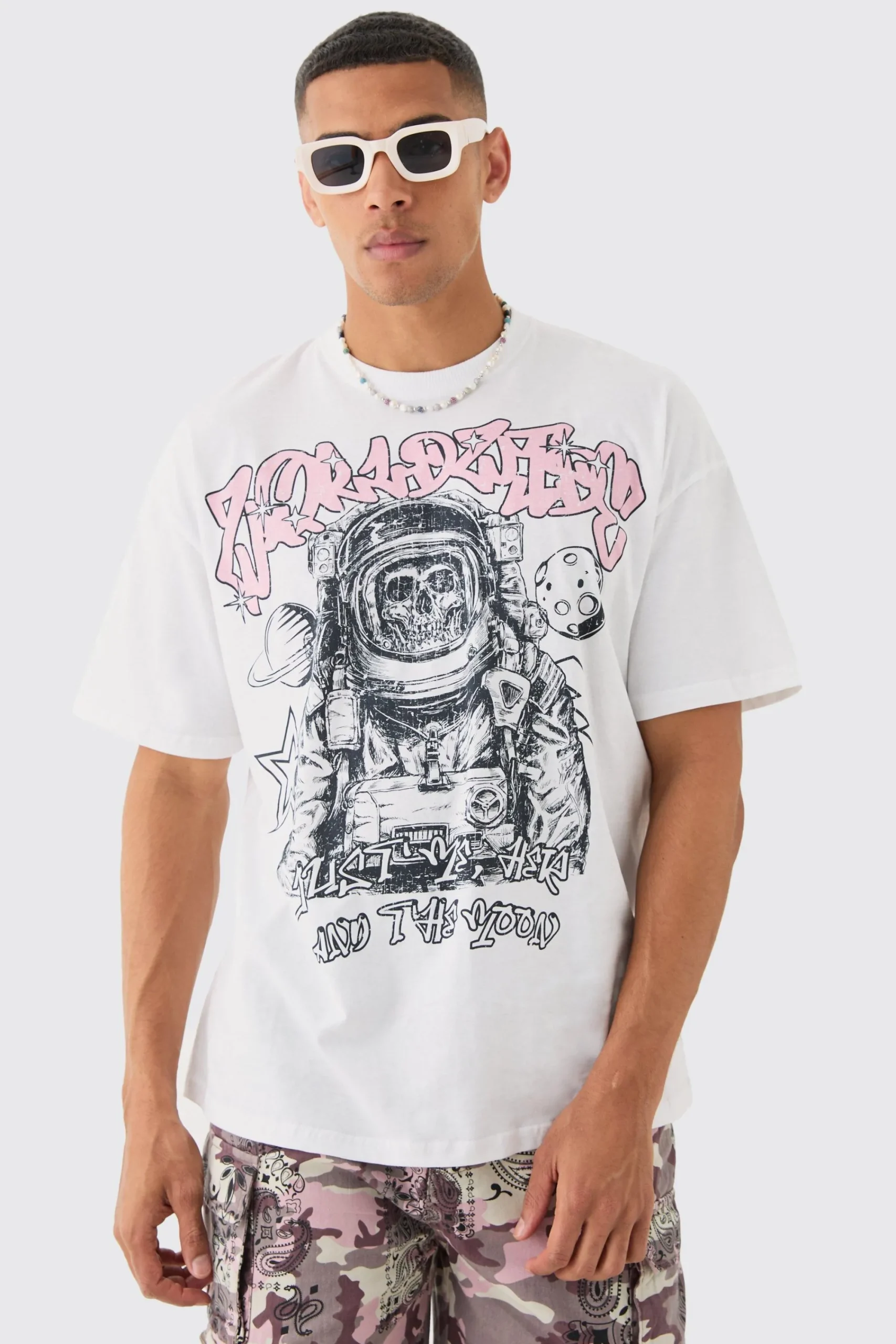 Oversized Skull Astronaut Graphic T-shirt | UK^boohooMAN Outlet