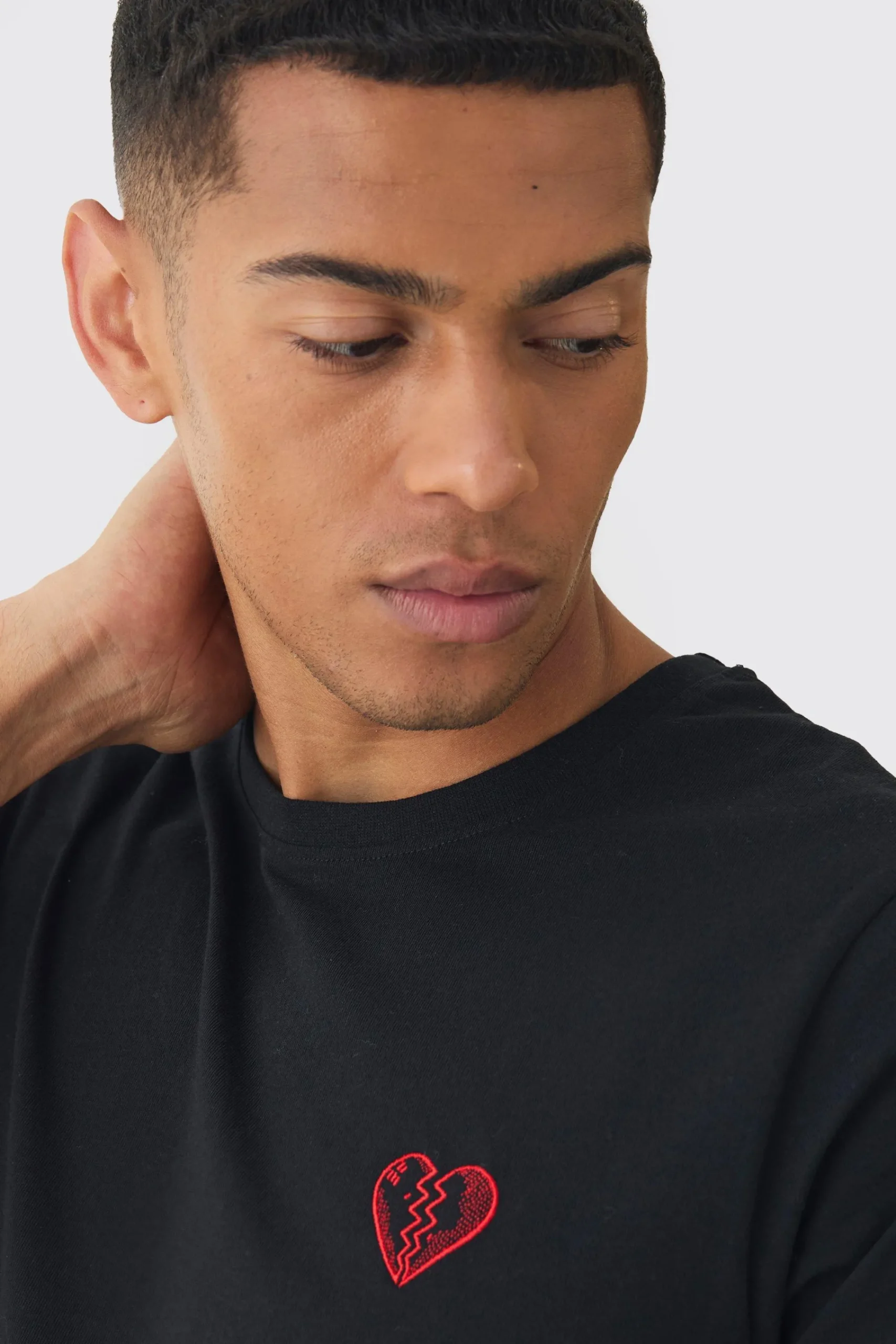 Regular Fit Broken Heart Embroidered T-shirt | UK^boohooMAN Online